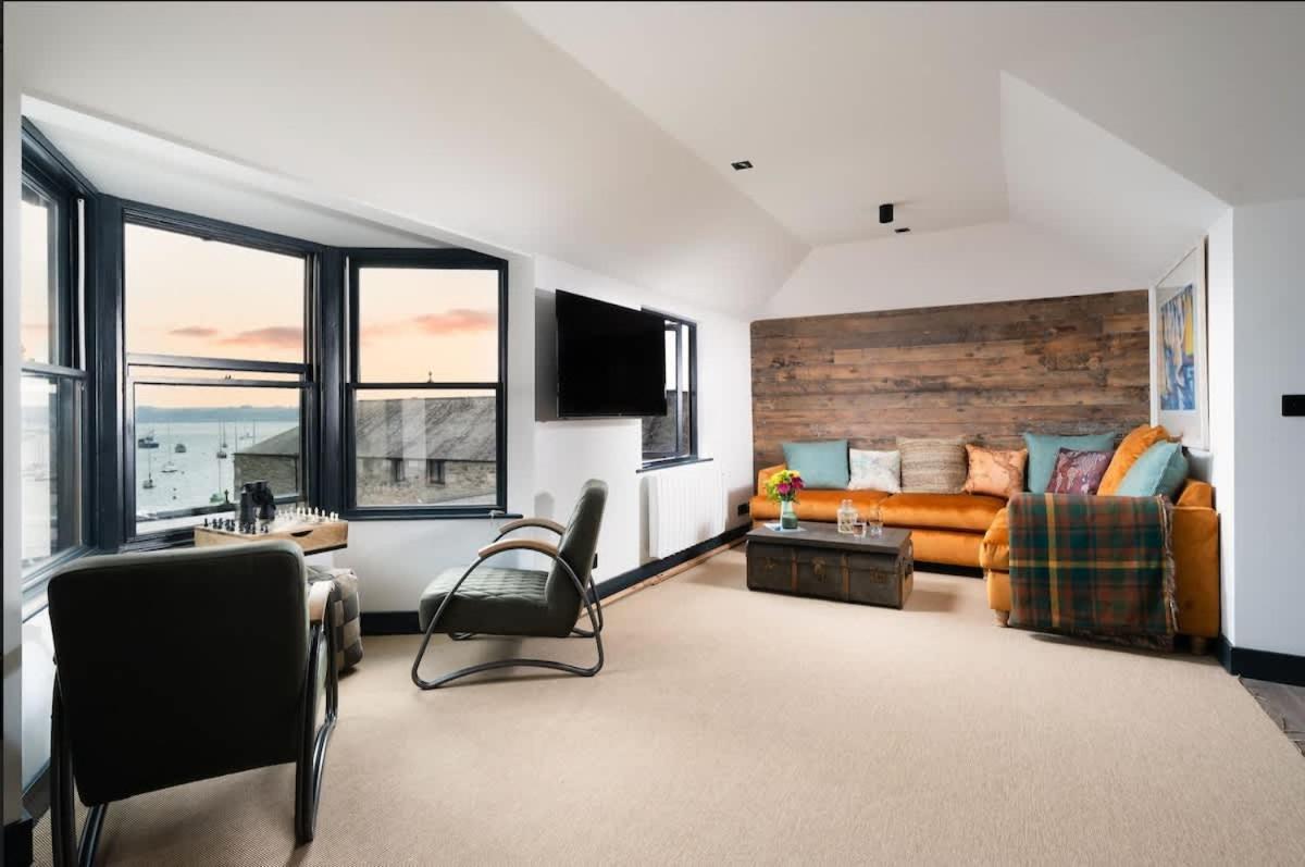 Stunning Waterfront Apartment With Spectacular Views & Parking At 'Captains Loft' ฟาลมัธ ภายนอก รูปภาพ